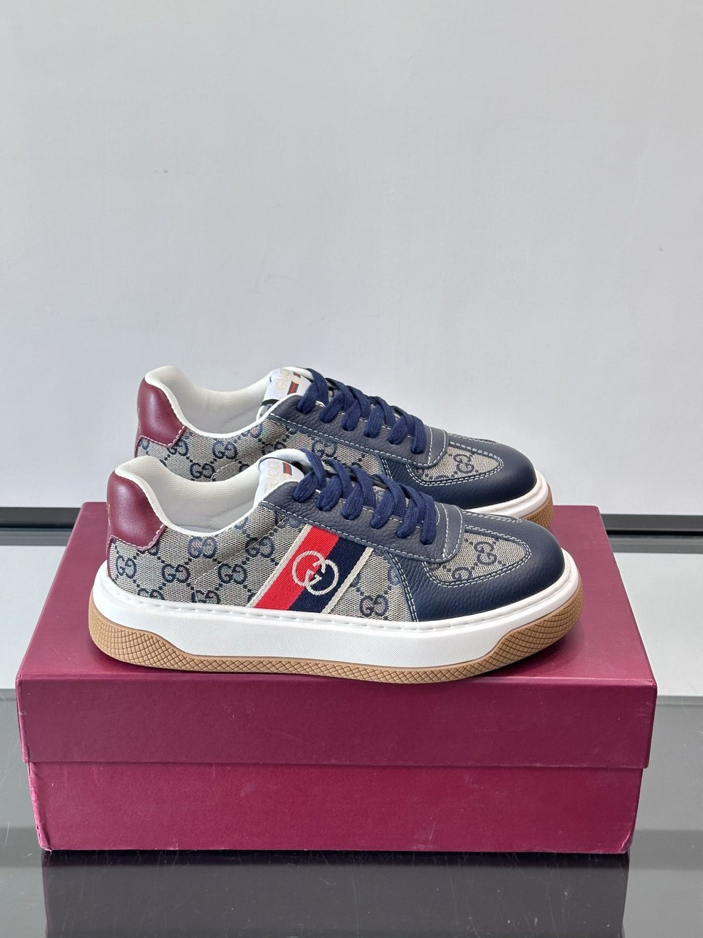 Gucci Navy Monogram Stripe Low-Top Sneakers — front