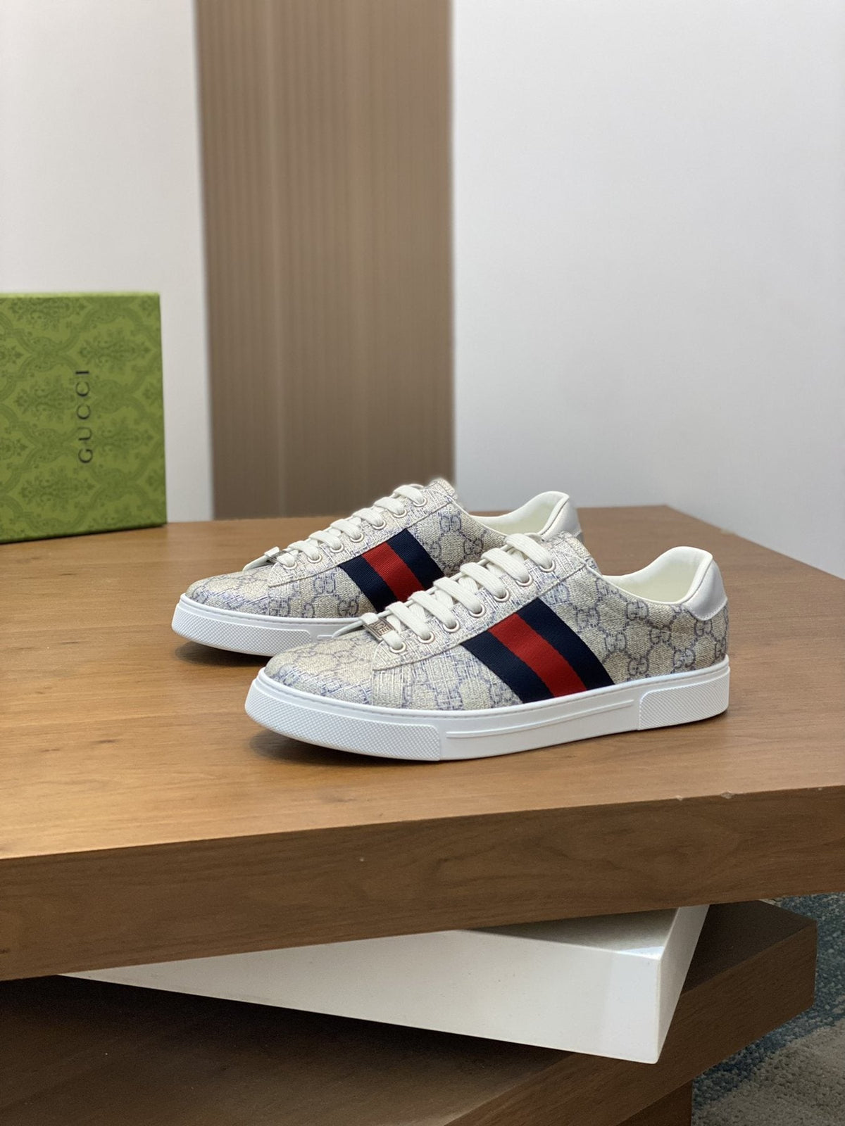 Gucci Green-Red Stripe Low-Top Sneakers — front