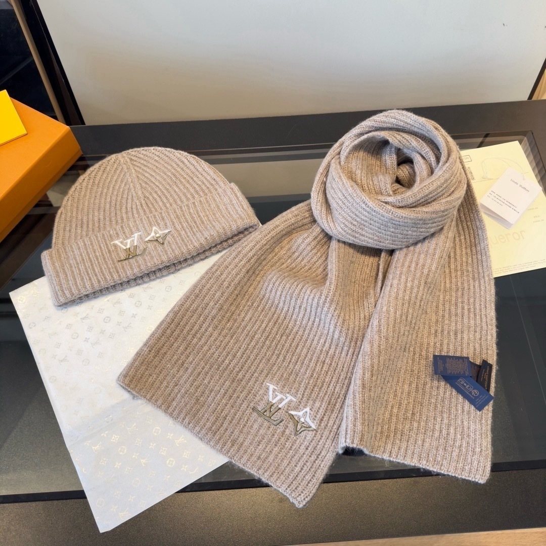 Louis Vuitton Rib-Knit Beanie & Scarf Set — front
