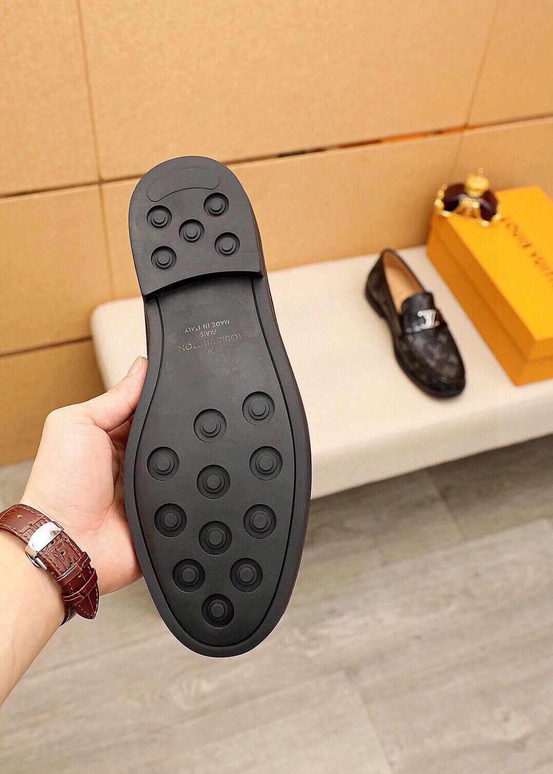 微商相册测试鞋子-Louis Vuitton Monogram Buckle Loafers — model
