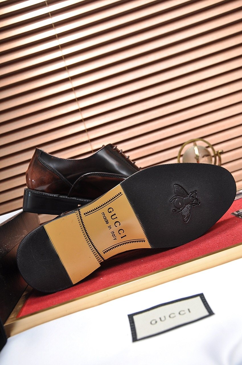 Gucci Closed-Lace Dress Shoes — detail