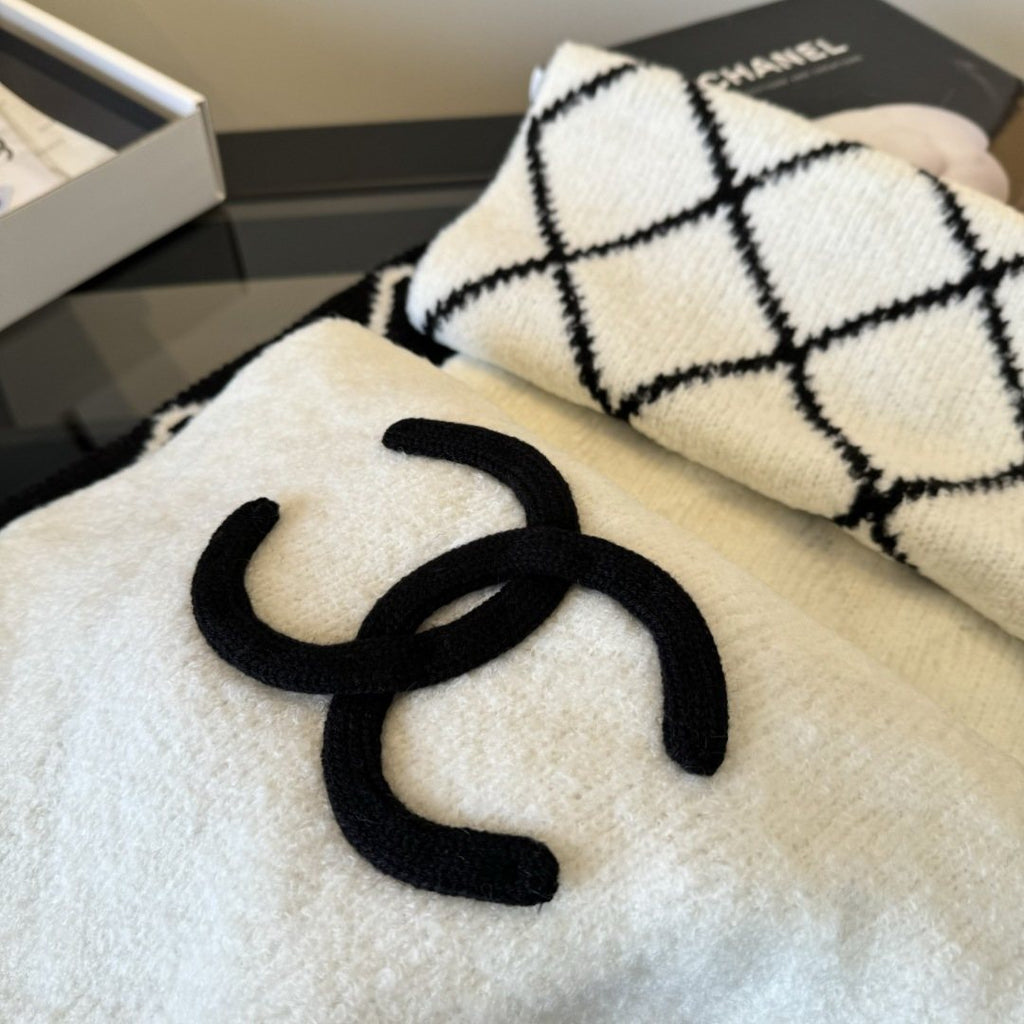 Chanel Reversible Ivory & Black Knit Scarf — detail